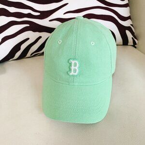 NWT  MLB Baseball Cap, in beautiful light green